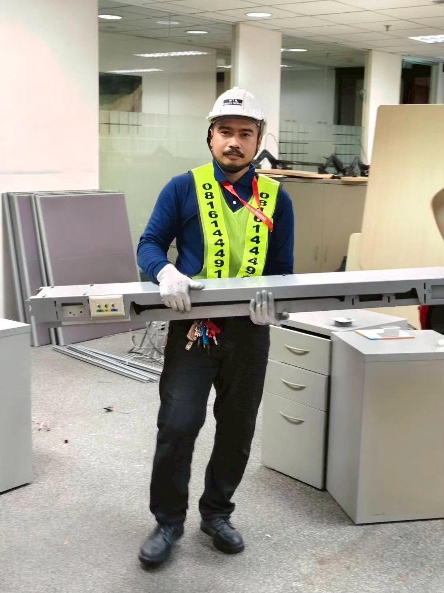 ผลงานการรื้อถอดขนย้ายประกอบติดตั้งเฟอร์นิเจอร์โต๊ะทำงาน